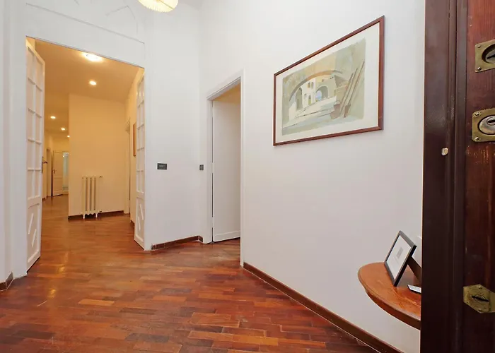 4bnb - Giant Giuliana Vatican Museum